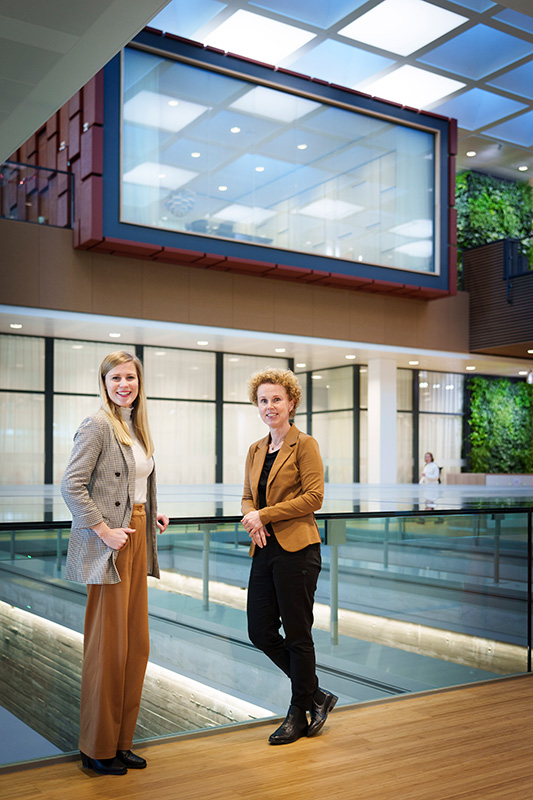 Nanda Koppers (links) en Renate Rijbroek in het nieuwe provinciehuis