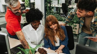Groepje mensen op kantoor