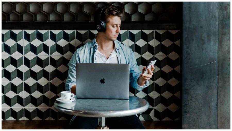 Man met laptop