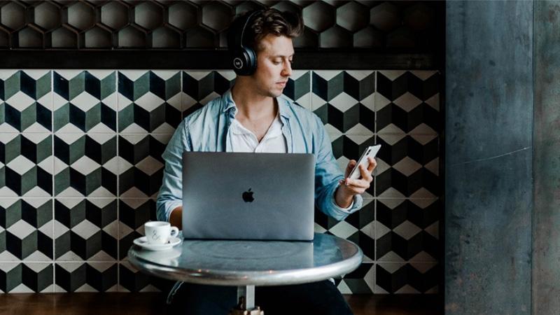 Man met laptop